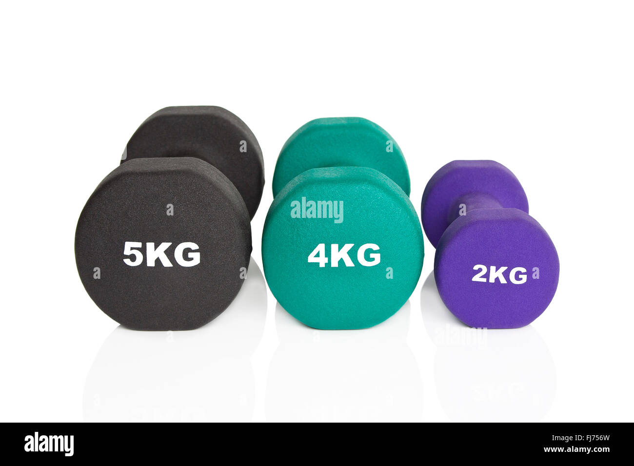Negro, verde y morado mancuernas aislado sobre fondo blanco. Los pesos para un entrenamiento físico. Foto de stock