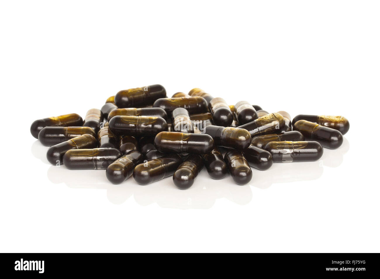 Un montón de hojas de olivo cápsulas suplemento aislado sobre un fondo