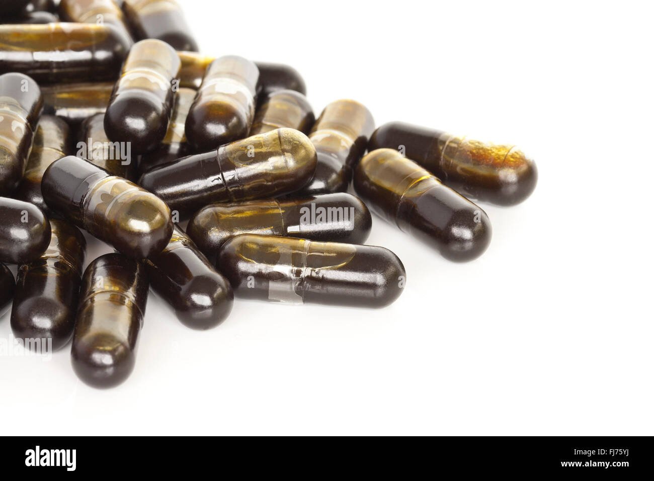 Un montón de hojas de olivo cápsulas suplemento aislado sobre un fondo
