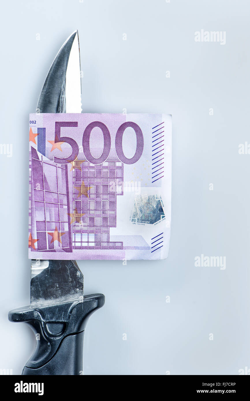 Cuchilla con euro dinero nota Foto de stock