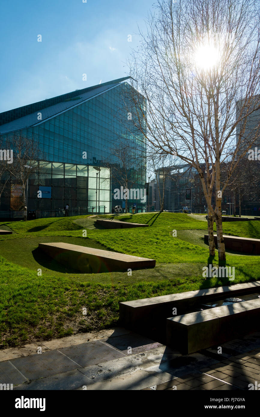 El edificio Urbis, jardines, la Catedral de Manchester, Inglaterra, Reino Unido. Ahora, el Museo Nacional del fútbol. Foto de stock