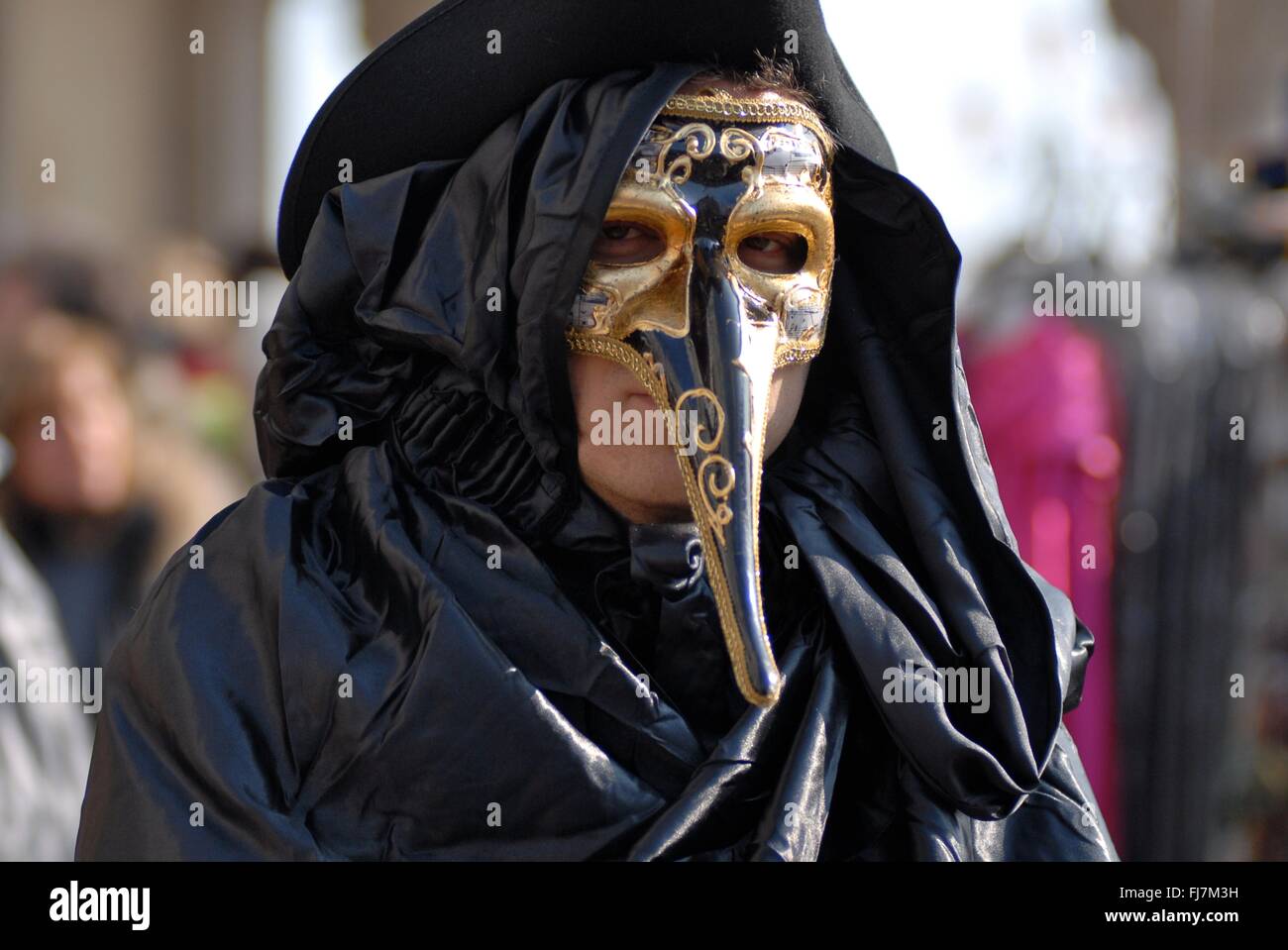 Un hombre vestido con un elaborado traje y máscara veneciana durante el  Carnaval de Venecia en Venecia, Italia. El carnaval oficialmente dura 10  días, que terminará en la celebración cristiana de la