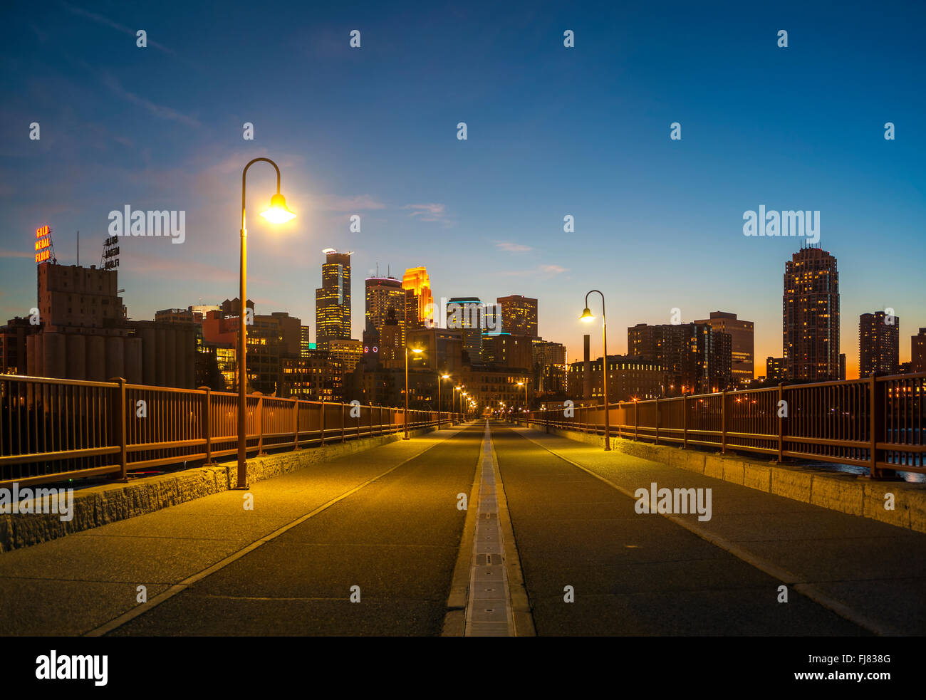 Minneapolis Downtown skyline por la noche desde el puente de arco de piedra. De Minneapolis, Minnesota. Foto de stock