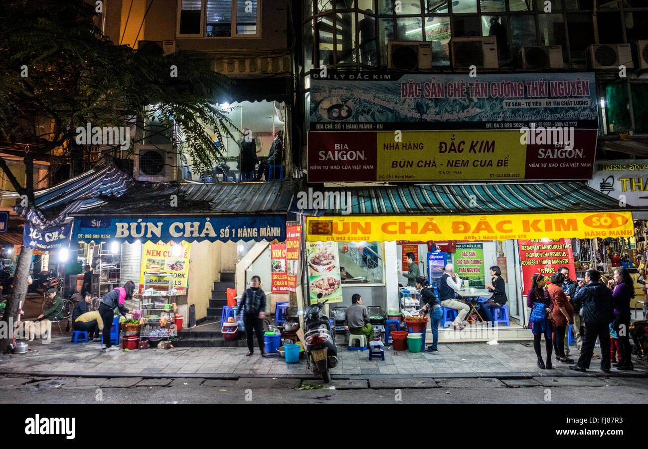 Rival Bun Cha restaurantes controversialmente comparten el mismo domicilio comercial en la calle Hang Minh en Hanoi, Vietnam Foto de stock