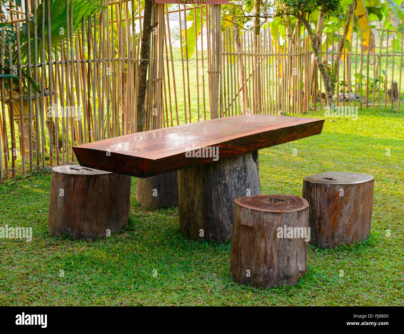 Mesa y silla hecha de troncos Fotografía de stock - Alamy