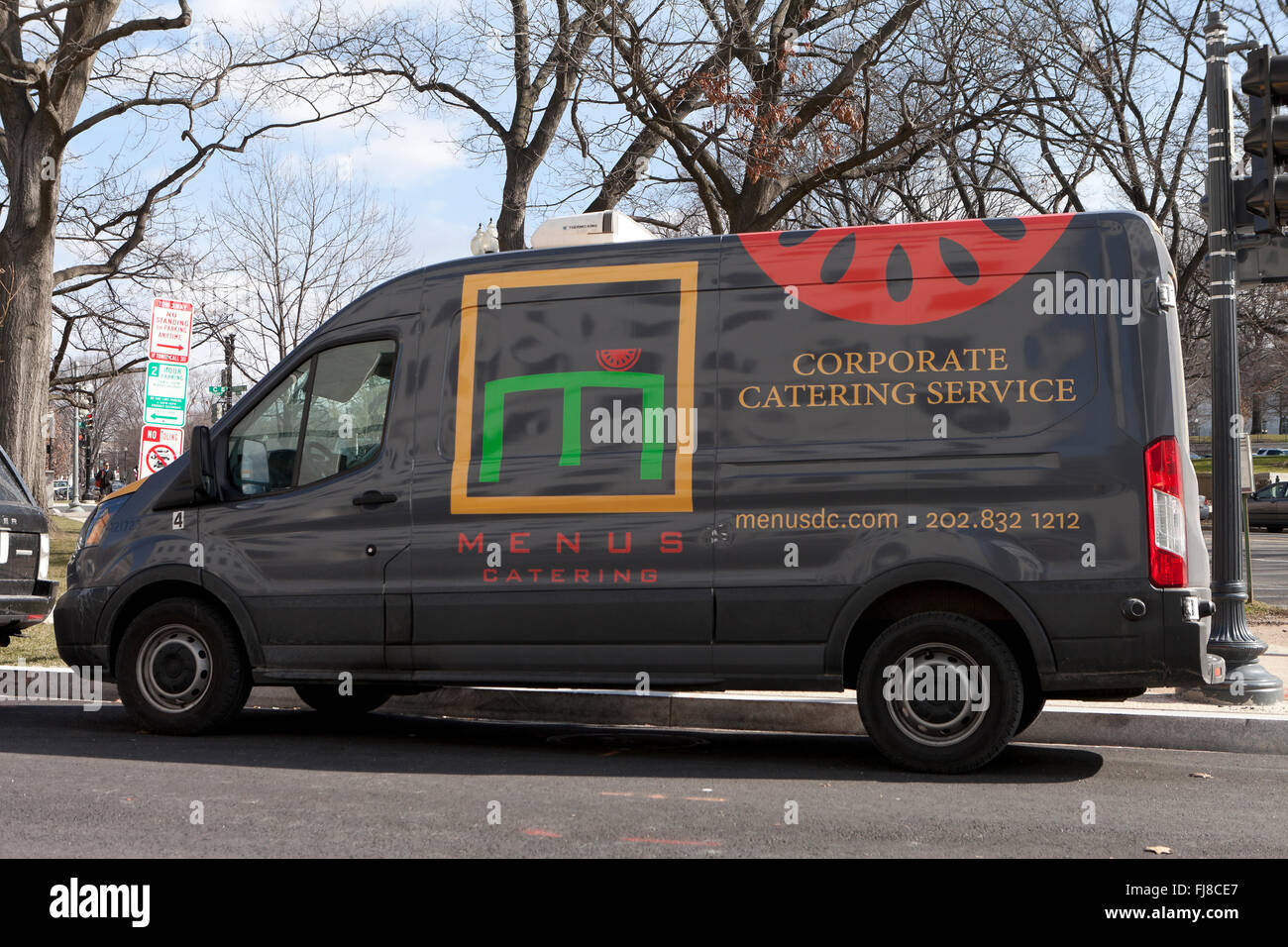 Servicio de catering camioneta de reparto fotografías e imágenes de alta  resolución - Alamy
