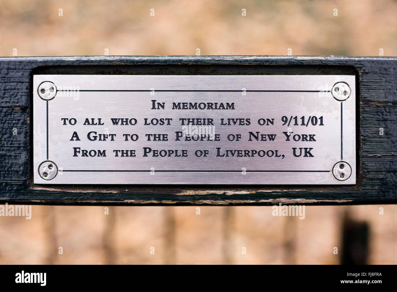 Placa en un banco del parque en el John Lennon 'Imagine' Memorial parte de Strawberry Fields en el Central Park de Nueva York Foto de stock