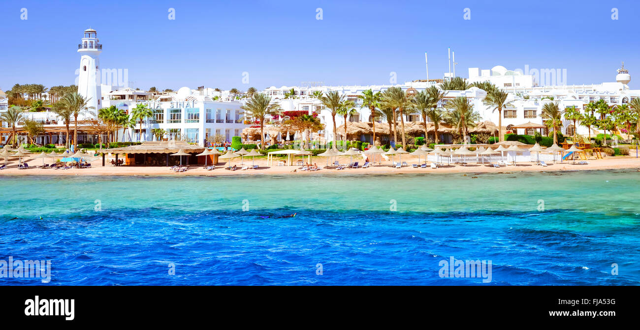 En Sharm el-Sheikh, Egipto - 25 de febrero de 2014: faro costero y hotel en la playa, un lujo para los turistas de vacaciones en el mar Rojo. Foto de stock
