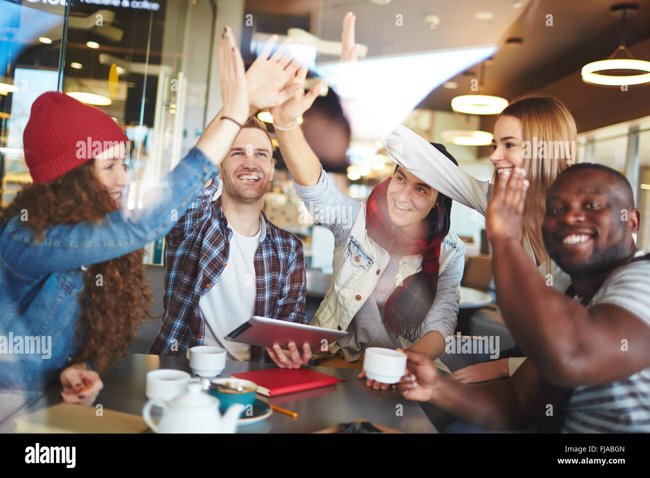 Grupo de jóvenes amigos, disfrutando de pasar tiempo juntos Foto de stock