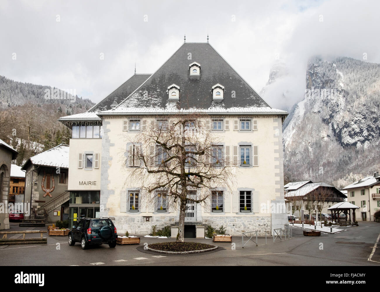 La Mairie edificio tradicional aldea alpina. Place des Dents Blanches, Samoens, Vallée du Giffre, Rhône-Alpes, Francia Foto de stock