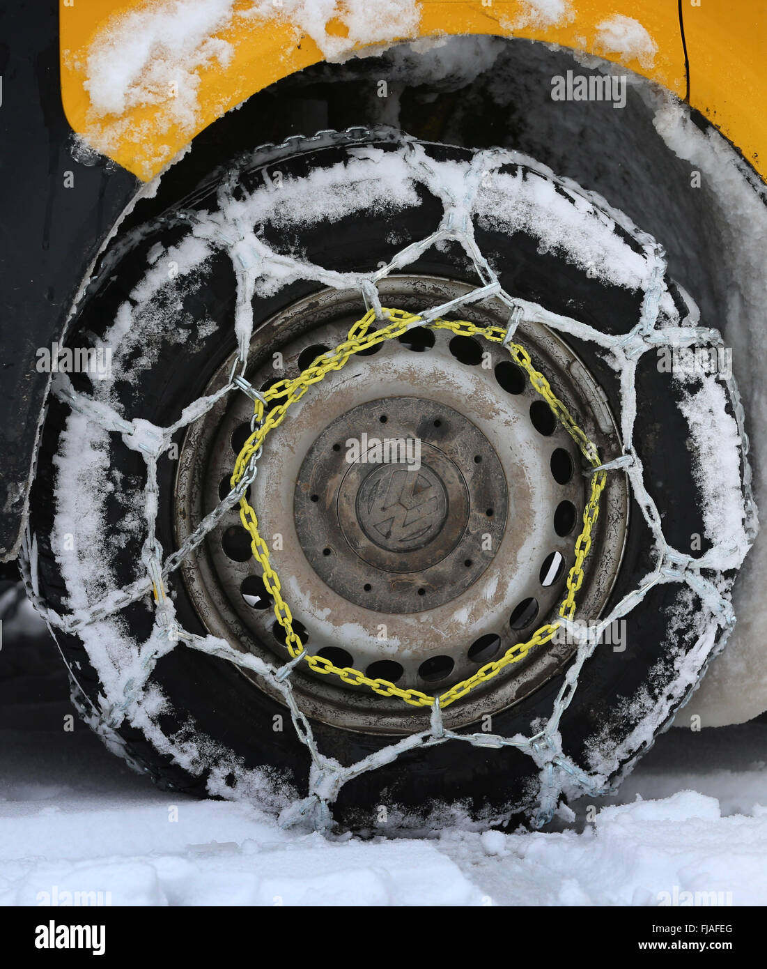 Oberthingau, Alemania. 01 Mar, 2016. Cadenas de Nieve retratada en los  neumáticos de un autobús de Volkswagen de los servicios postales alemanes  en Oberthingau, Alemania, el 01 de marzo de 2016. El