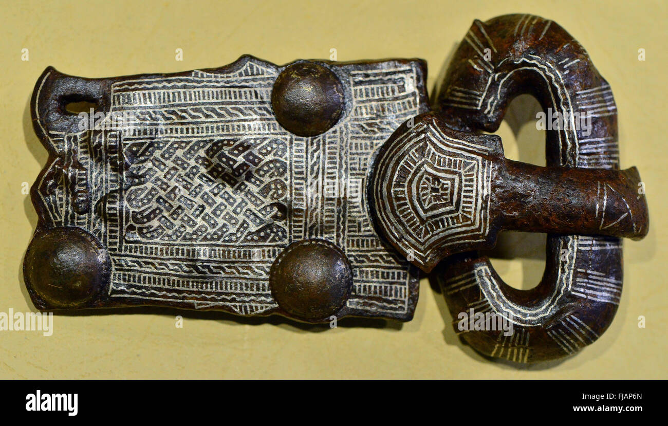La hebilla de un cinturón a partir del siglo VI se presenta en el Museo de  Prehistoria e Historia Antigua de Turingia, durante una conferencia de  prensa de la oficina del Estado