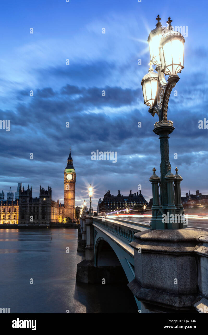 Westminster Bridge, linterna tradicional, vista lejana de la Casa del Parlamento y Big Ben, Westminster, Londres, Reino Unido Foto de stock