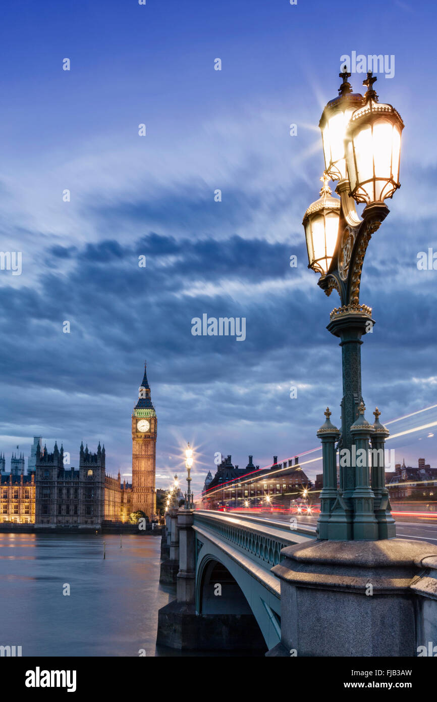 Las casas del parlamento y el puente de Westminster, Londres al atardecer Foto de stock