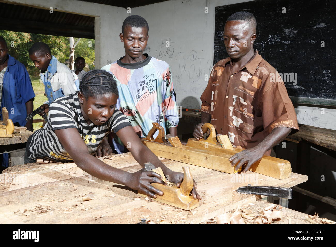 Los aprendices cepillado de madera, carpintería y ebanistería, Matamba-Solo taller, en la provincia de Bandundu, República Democrática del Congo Foto de stock