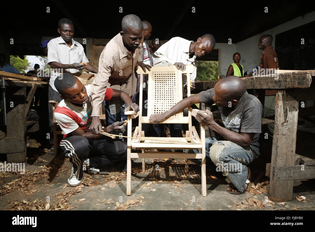 Los aprendices trabajan en silla, taller de carpintería y ebanistería, Matamba-Solo, en la provincia de Bandundu, República Democrática del Congo Foto de stock