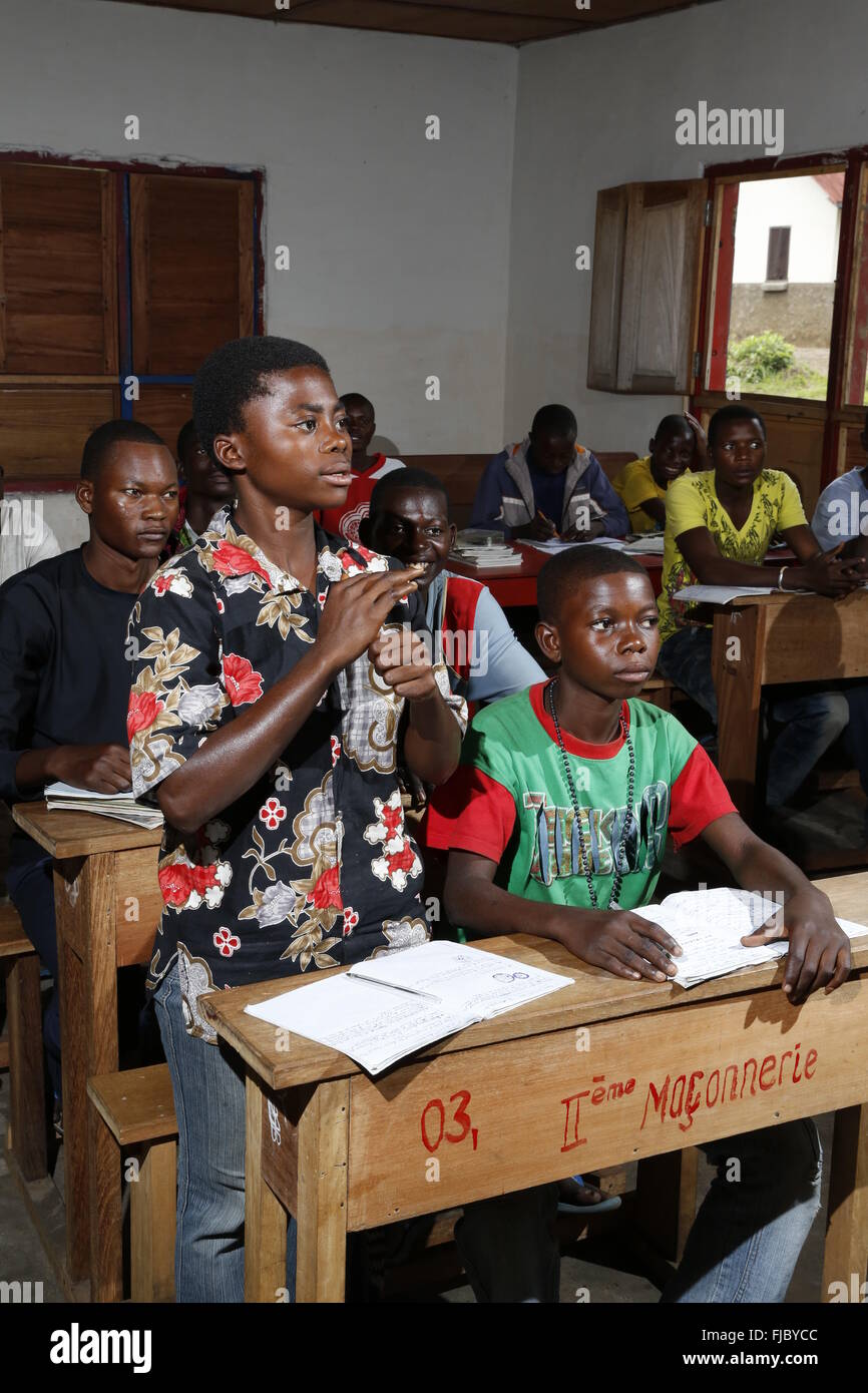 Los aprendices, los estudiantes en la escuela escritorio, taller de carpintería y ebanistería, Matamba-Solo, en la provincia de Bandundu, República Democrática del Congo Foto de stock