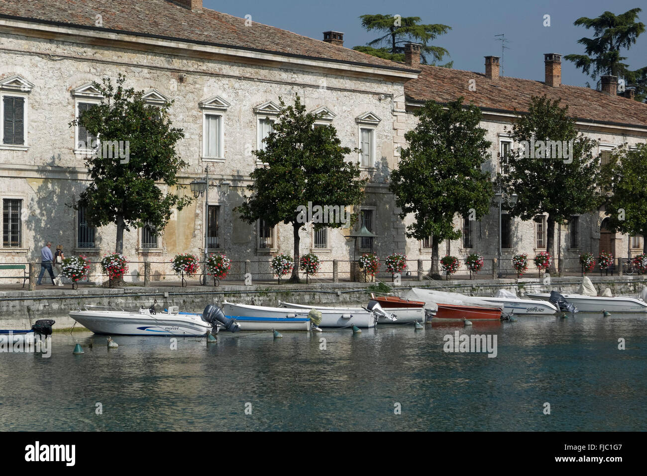 Gebäude am Hafen, Peschiera del Garda, Venetien, Italien | HARBOR building, Peschiera del Garda, Veneto, Italia Foto de stock