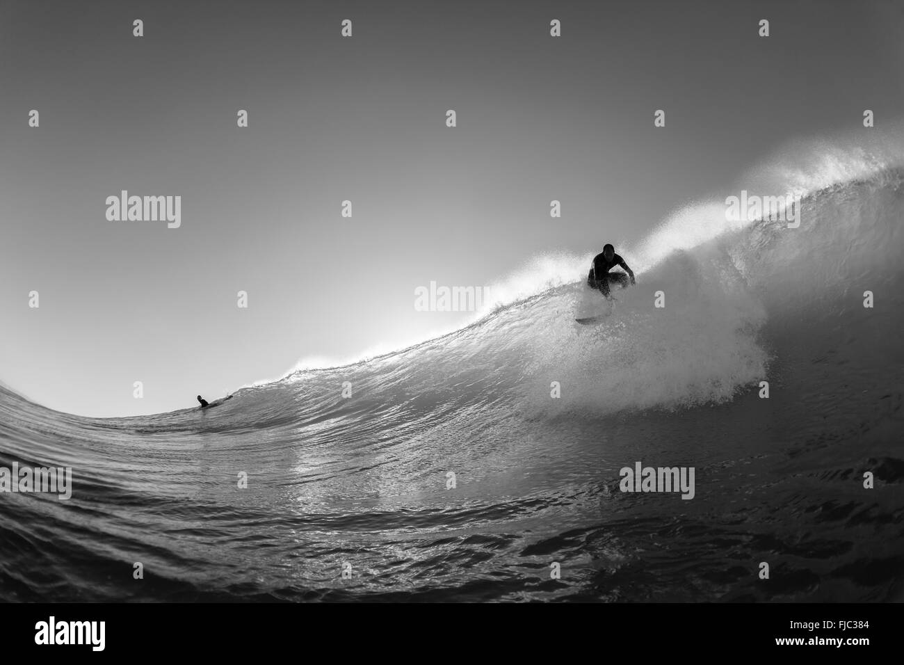 Surf surfer despegue atrapar Rompiendo las olas del océano vintage en blanco y negro Foto de stock
