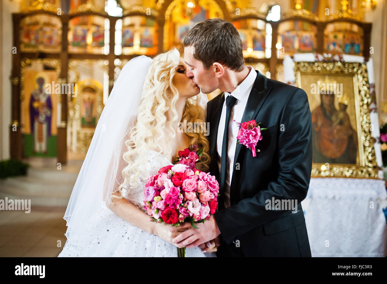 El beso de la pareja de novios en la iglesia Fotografía de stock - Alamy El beso de la pareja de novios en la iglesia Fotografía de stock - Alamy