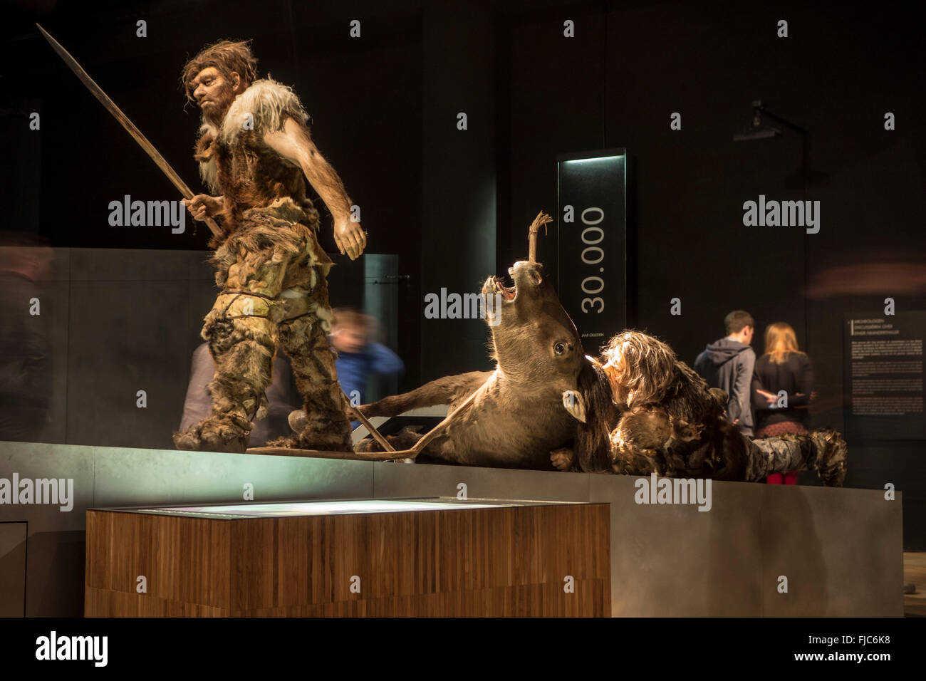 Diorama mostrando Neandertal cazadores en el Gallo-Romeins / Gallo Museo Romano, Tongeren, Bélgica Foto de stock