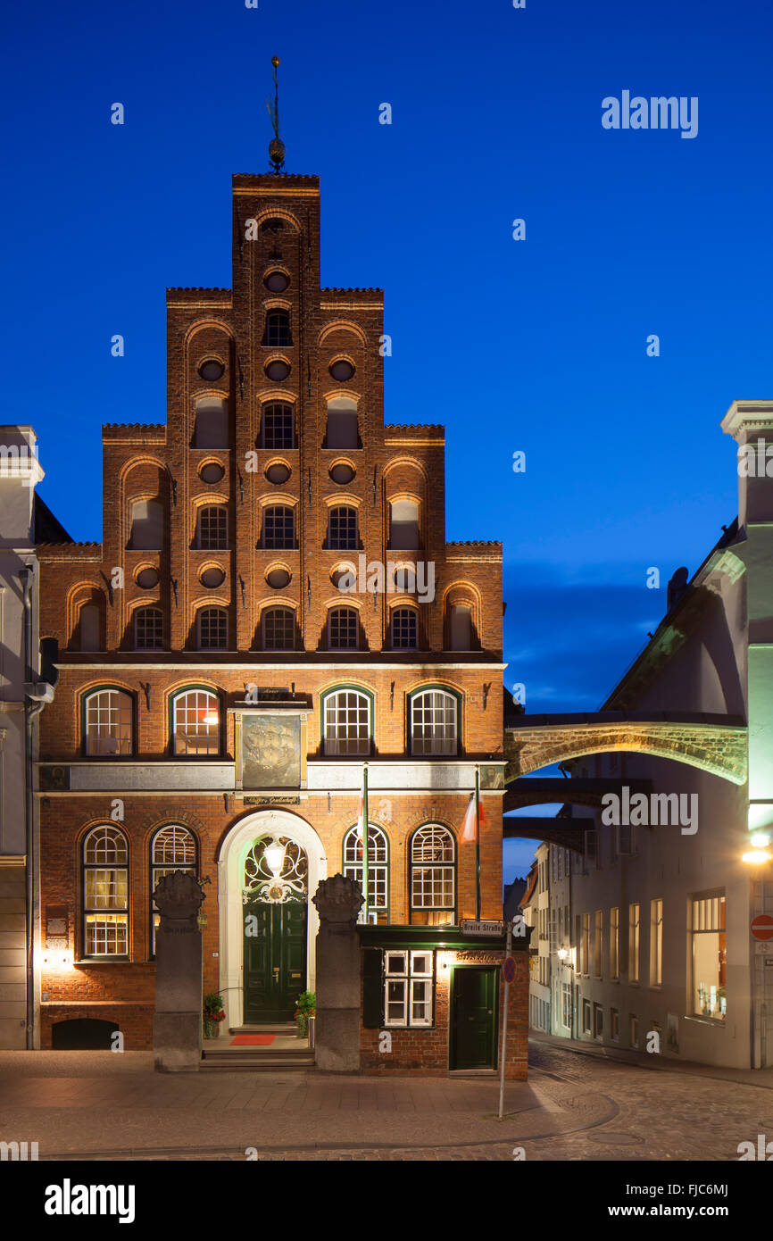Casa del restaurante Schiffergesellschaft, ahora en la noche, Lübeck, Schleswig-Holstein, Alemania Foto de stock
