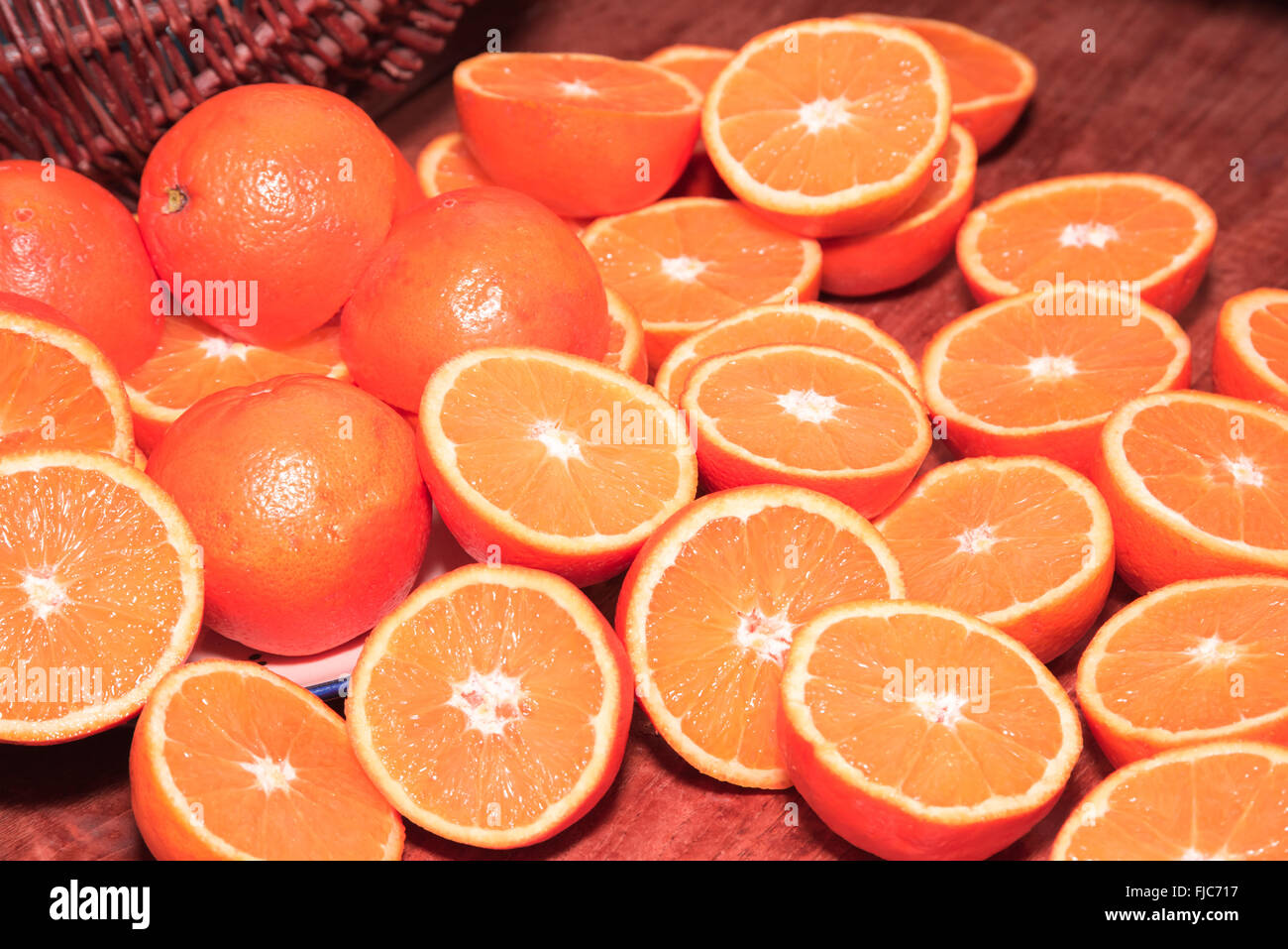 Las naranjas en rodajas frescas Foto de stock