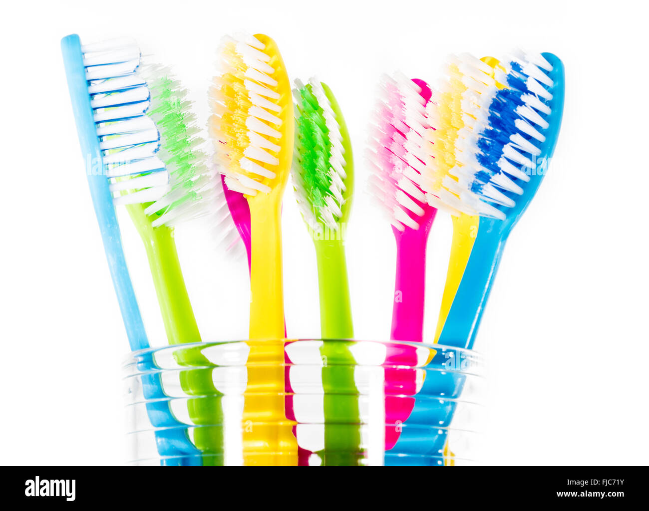 Colorido cepillos de dientes en un vaso Foto de stock