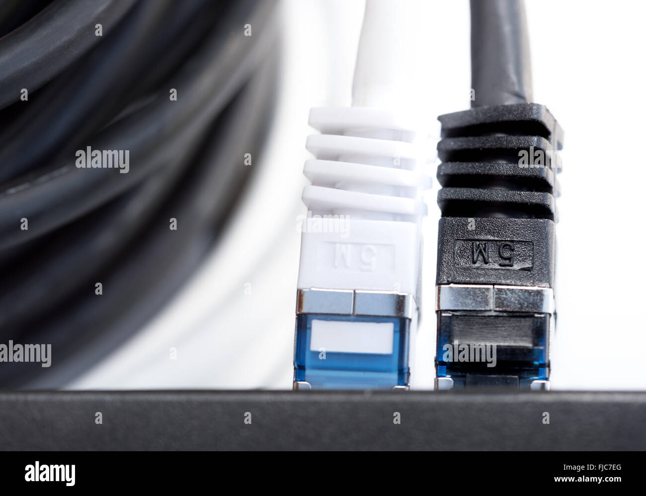 Cables de red conectados a un conmutador Foto de stock