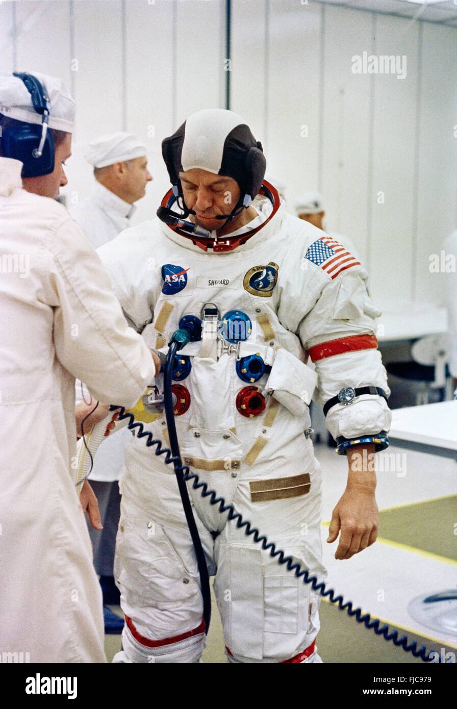NASA astronauta del Apolo 14 el Comandante Alan B. Shepard Jr., es asistido en poner en su traje espacial en el Centro Espacial Kennedy durante el Apolo 14 prelaunch cuenta regresiva para la misión lunar el 31 de enero de 1971 en Cabo Cañaveral, Florida. Foto de stock