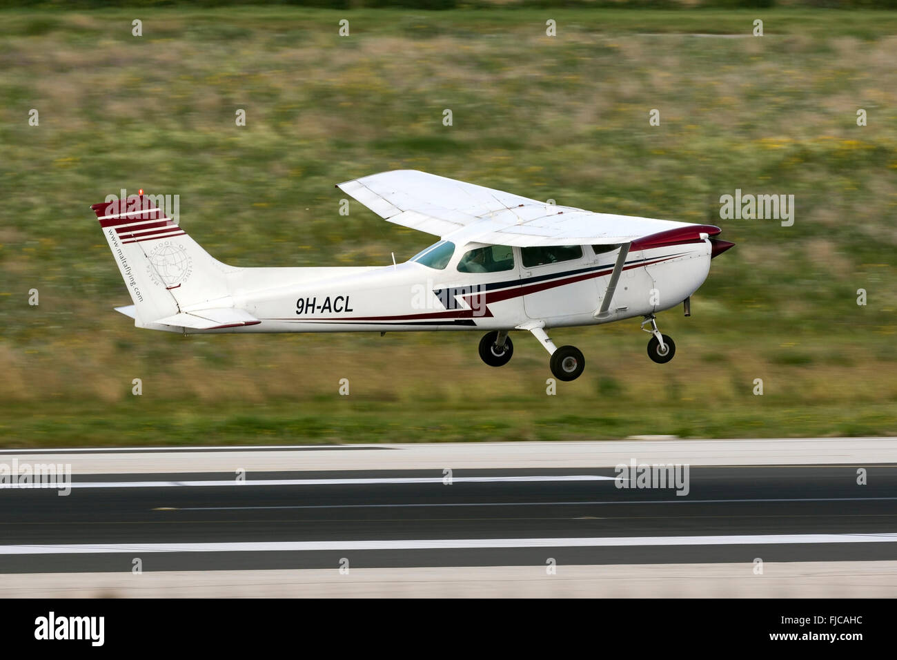 Cessna 172 Skthawk realizar lecciones de vuelo Foto de stock