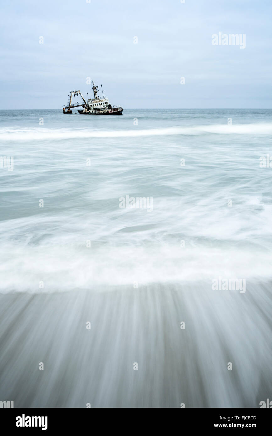 Barco hundido en la costa de los Esqueletos. Foto de stock