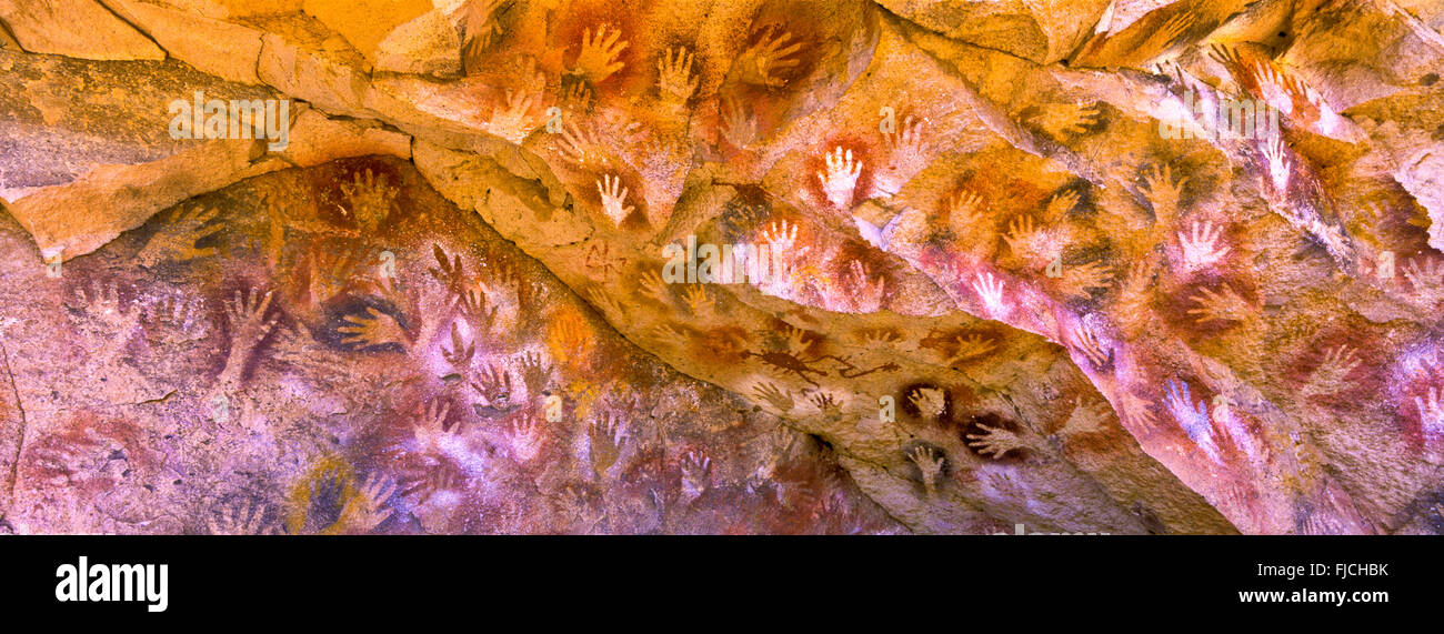 Cueva de las manos pintadas fotografías e imágenes de alta resolución -  Alamy