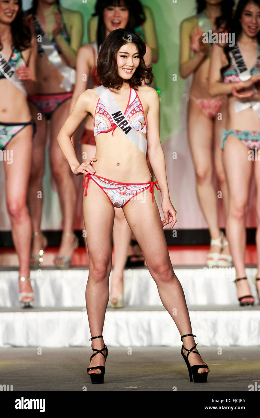 Miss Nara, Yukiko Takano, compite en la categoría de traje de baño durante  la final de Miss Universo Japón en Chinzanso Hotel Tokyo El 1 de marzo de  2016, Tokio, Japón. Sari