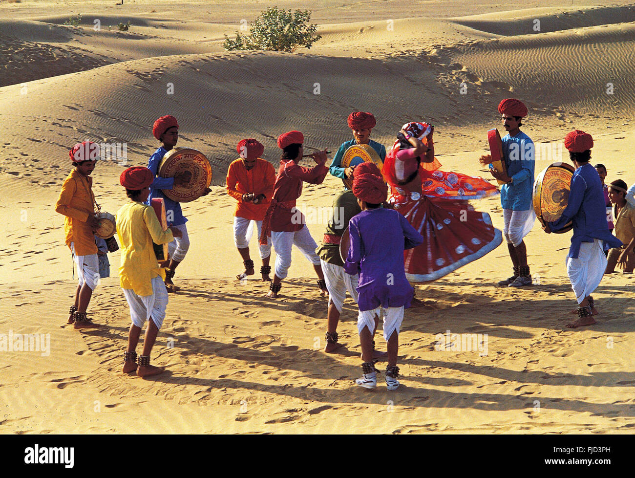 Las mujeres realizan la danza en desierto, Jaipur, Rajasthan, India, Asia Foto de stock