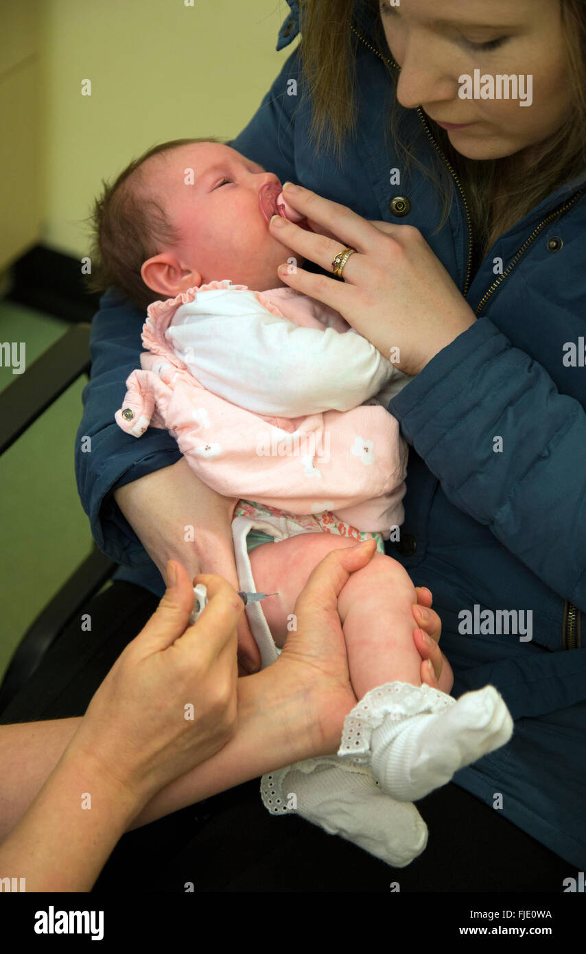 Bebé con inyecciones de inmunización Foto de stock