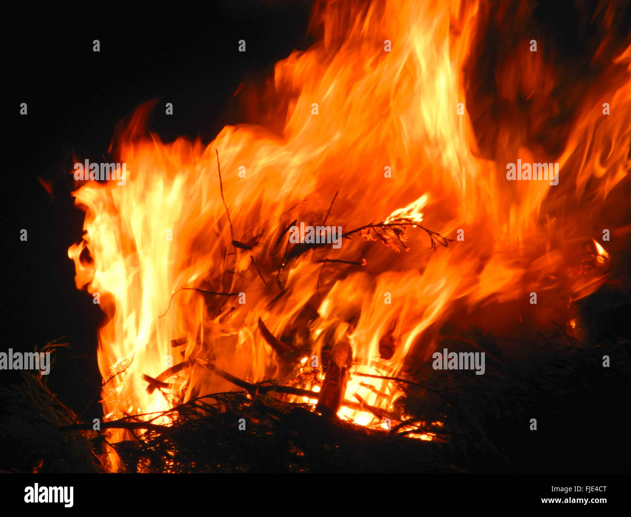 Dichas quemas fuego de arbusto Wild Fire llamas ardiendo fuera de control. A partir de los archivos de prensa Servicio de retrato (vertical) Oficina de Prensa anteriormente Foto de stock