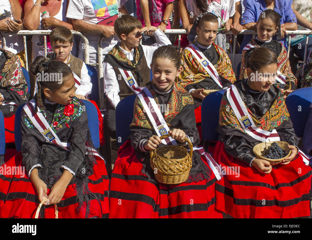 Jóvenes muchachas vestidas con el traje tradicional en la fiesta de la  Vendimia de Logroño, La Rioja, España, preparado para el pisado de la uva  Fotografía de stock - Alamy