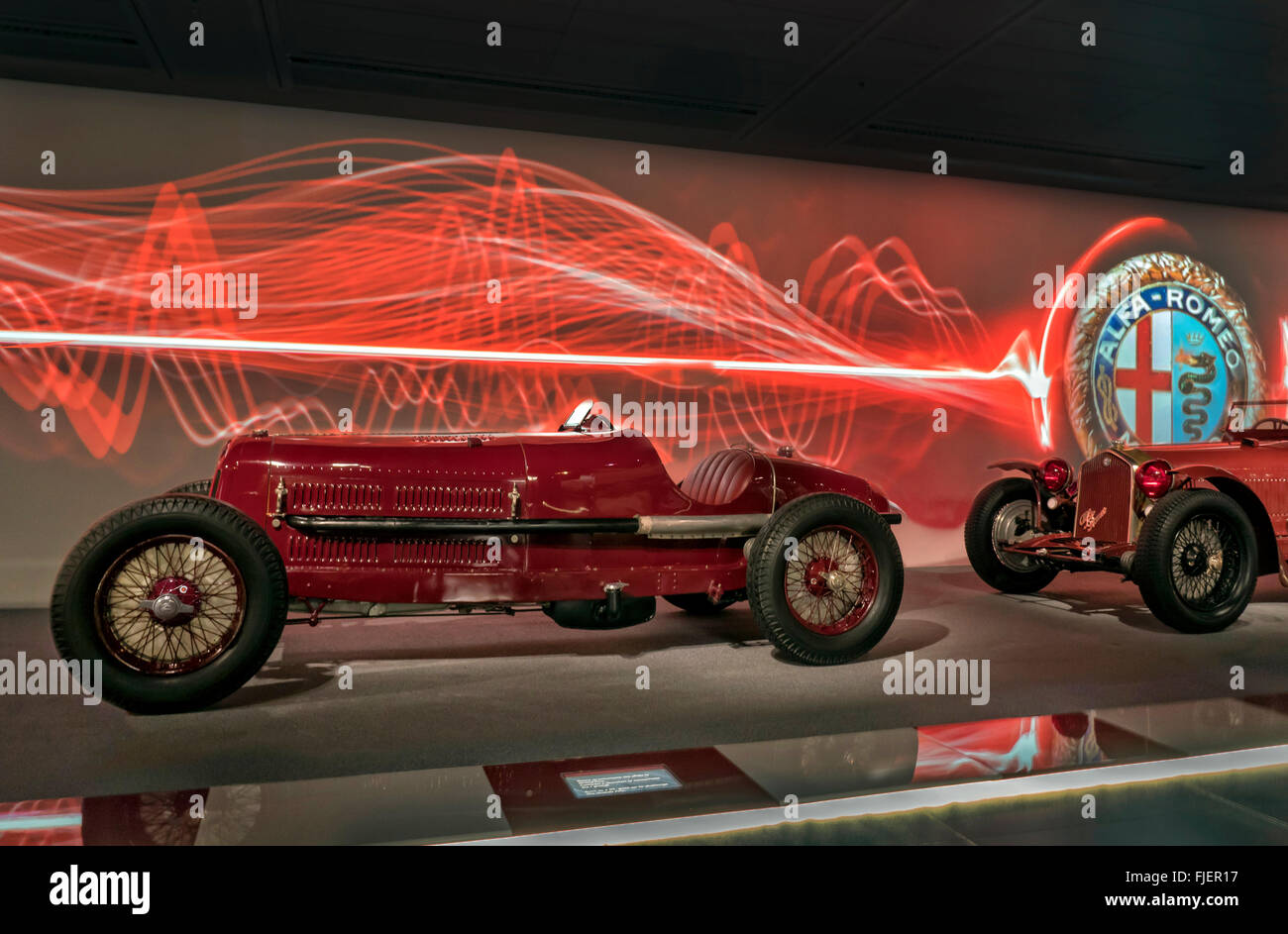 Coche de carreras histórica exhibición en el Museo de Alfa Romeo Arese Italia Foto de stock