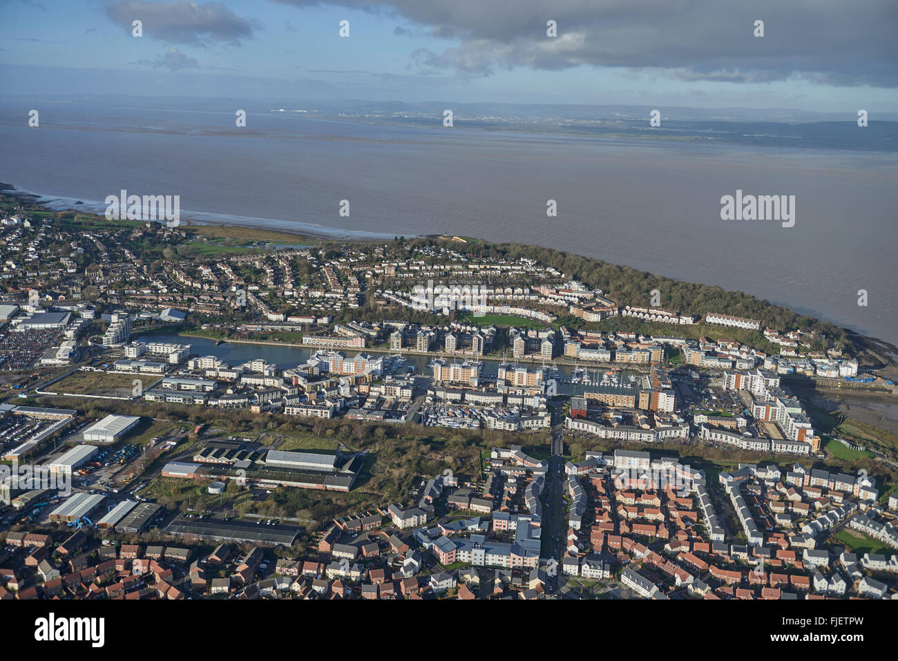 Una vista aérea de la ciudad de Somerset Portishead con el Canal de Bristol y Newport, visible en la distancia Foto de stock