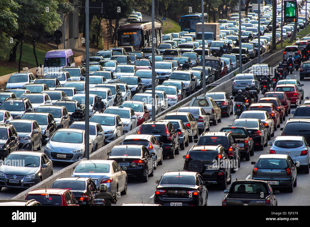 Traffic jam famous avenue sao paulo fotografías e imágenes de alta