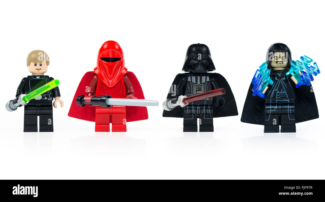 Muenster, Alemania - 08 de marzo de 2015: un grupo de cinco diferentes Lego Star Wars mini personajes aislados en blanco. Foto de stock