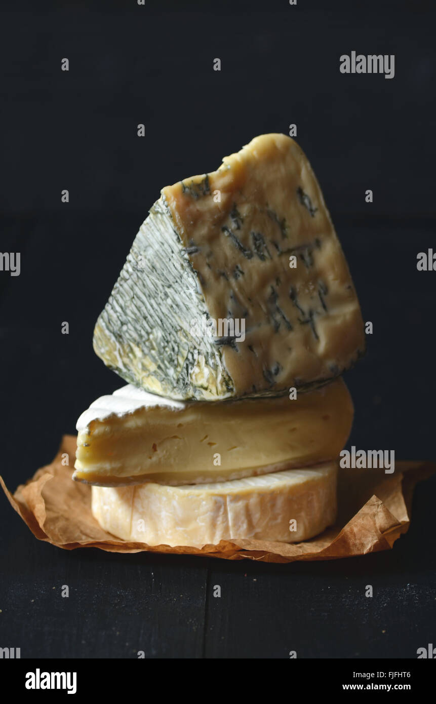 Los diferentes tipos de quesos: brie, camembert, queso azul Foto de stock