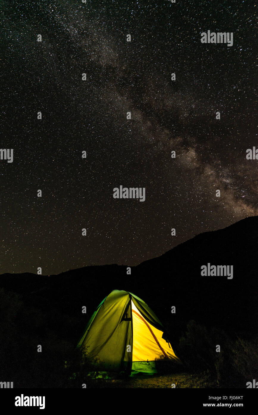 Tienda de campaña en un campamento con cielo estrellado y Vía Láctea, escena nocturna, Wildrose Camping, Parque Nacional Valle de la Muerte, California Foto de stock