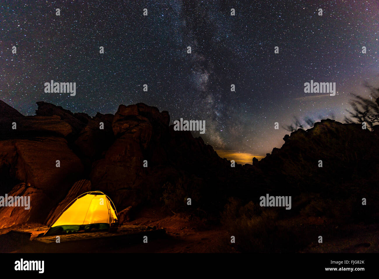 Tienda de campaña en un campamento con cielo estrellado y Vía Láctea, escena nocturna, Wildrose Camping, Parque Nacional Valle de la Muerte, California Foto de stock