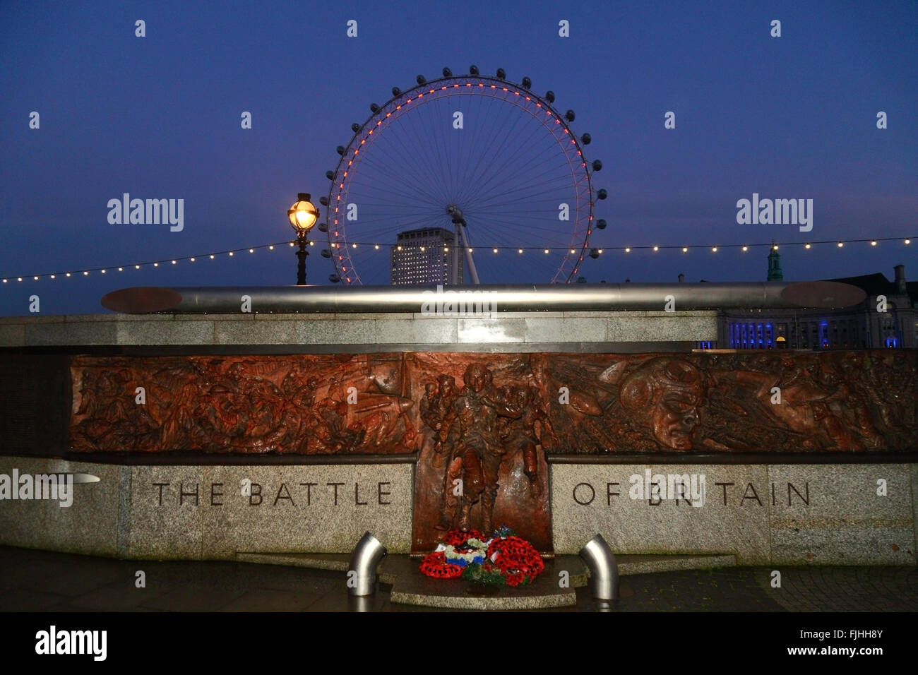 La Batalla de Gran Bretaña Monumento al atardecer, el London Eye y el Centro de Shell edificio detrás, Victoria Embankment, Londres, Inglaterra Foto de stock