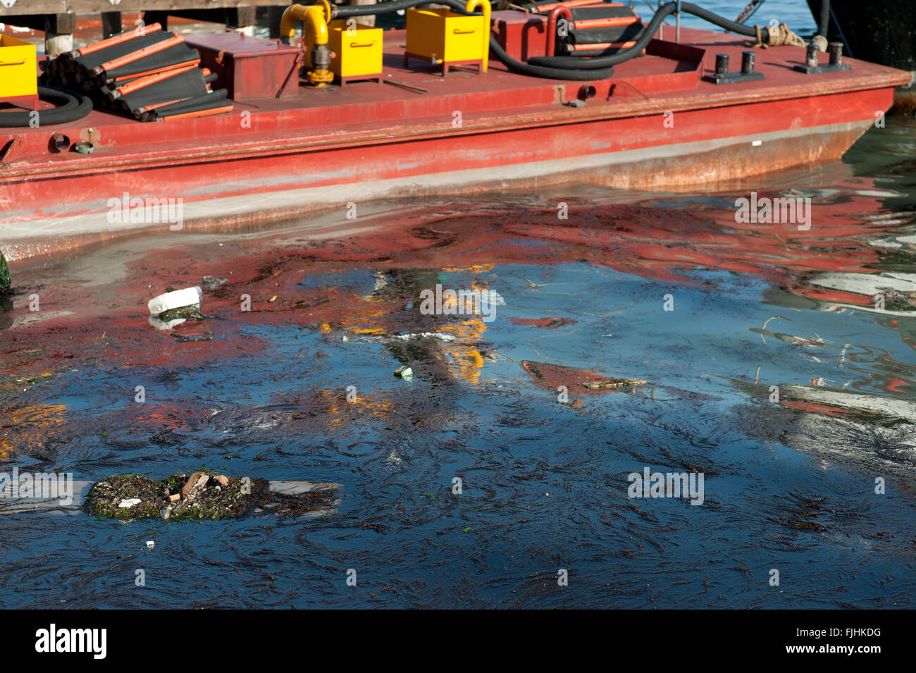 Zona empresarial e industrial de Venecia mostrando la contaminación en el agua, Italia Foto de stock