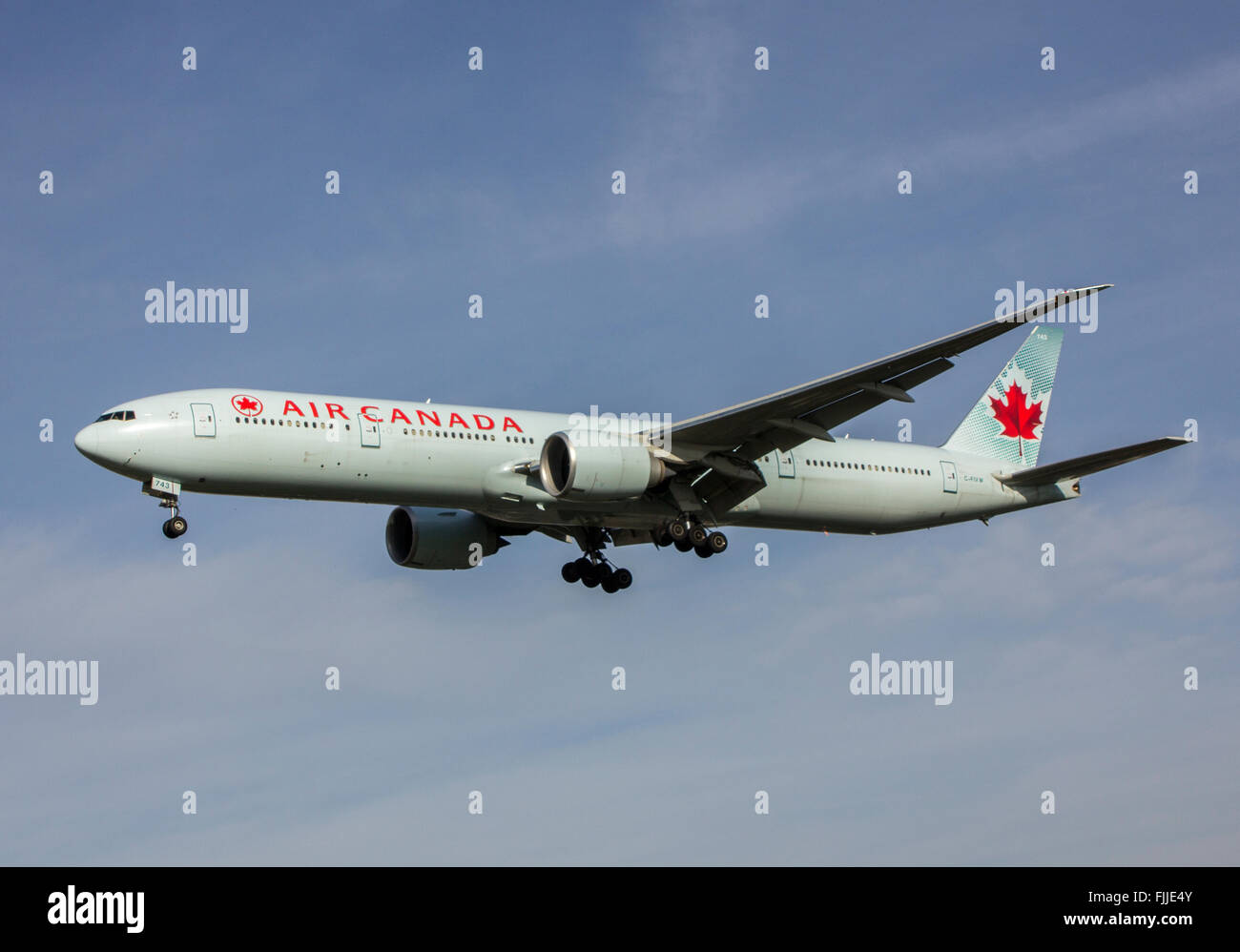 Boeing 777 de Air Canada Airlines aterrizando en el aeropuerto de Londres Heathrow LHR Foto de stock