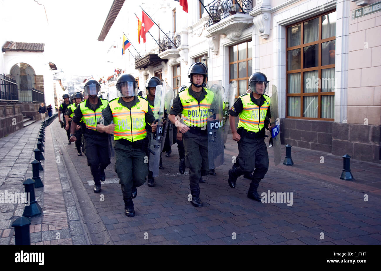 La policía antidisturbios en el cargo en Quito, Ecuador. Foto de stock