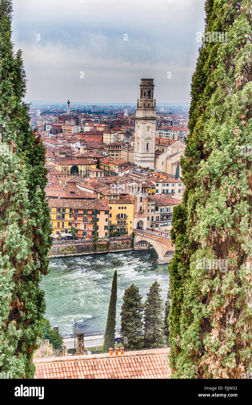La ciudad italiana de amor, detrás de los árboles de Verona Foto de stock